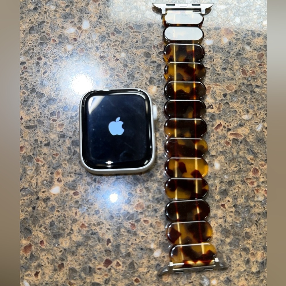 Apple Watch - 4 Series (44mm)
GPS + LTE/Cellular
Aluminum + Ceramic Case